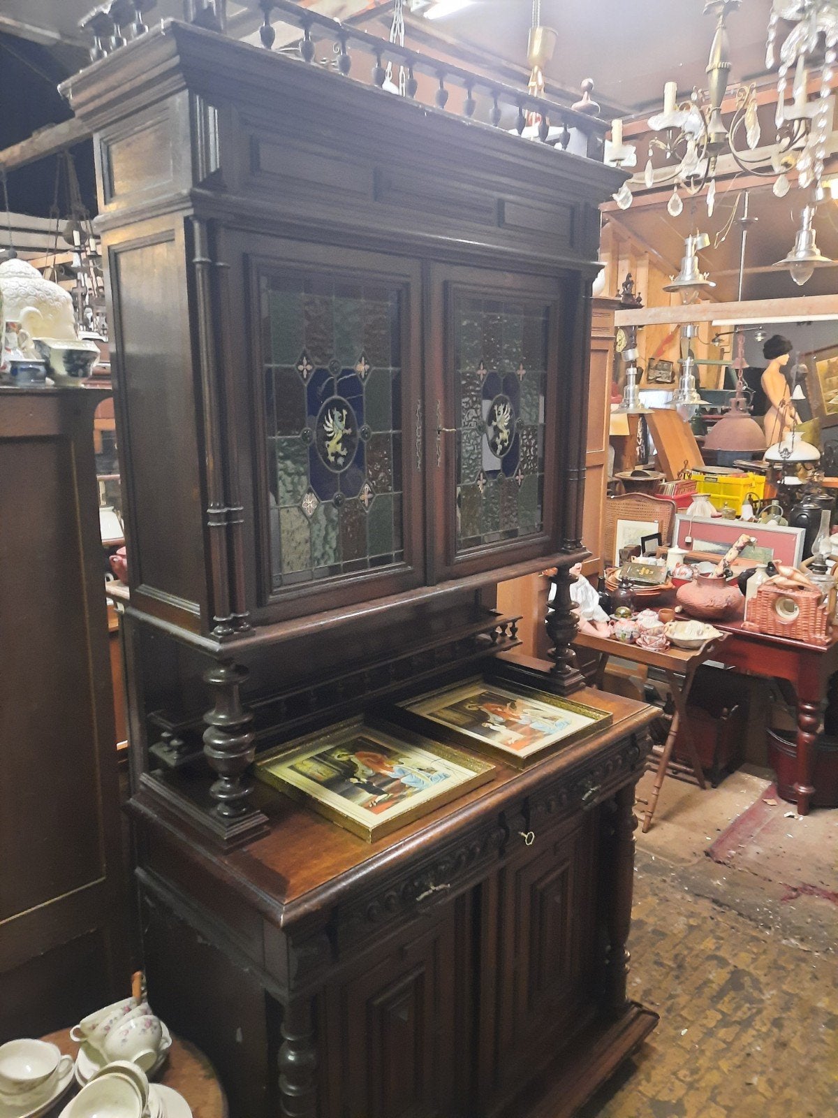 Antieke Eiken Buffetkast met Glas-in-lood en Griffioen, Antiek en Kunst, Ophalen