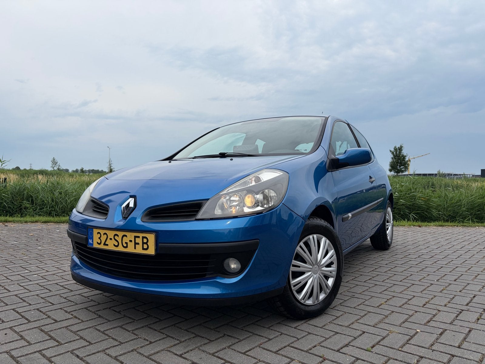 Renault Clio 1.4 16V 3-DRS Airco/Bluetooth/NweAPK, Voorwielaandrijving, Zwart, 4 cilinders, Blauw