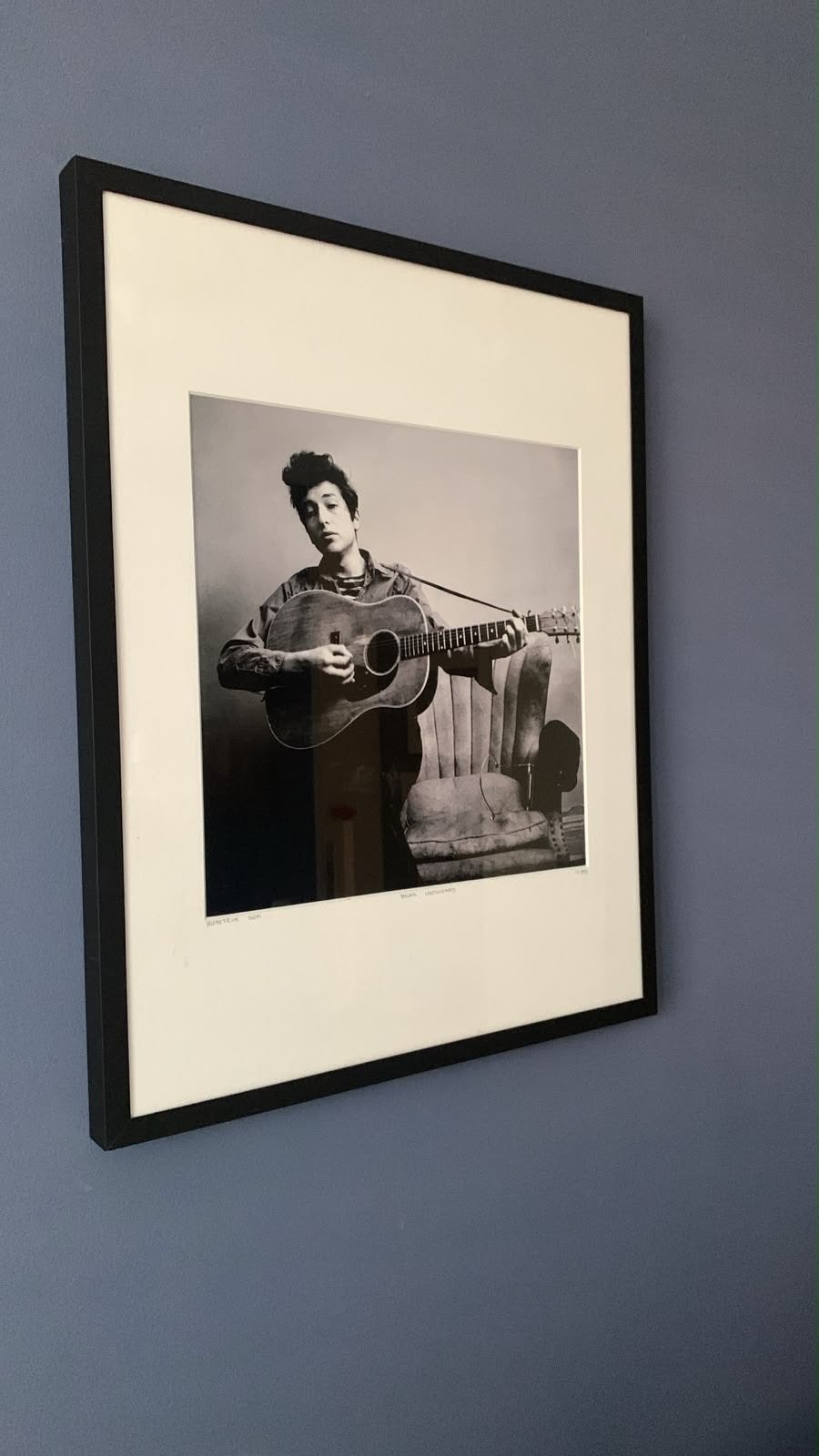 Ingelijste zwart-wit foto van Bob Dylan met gitaar, Ophalen of Verzenden, Foto, Fotografie, Ingelijst