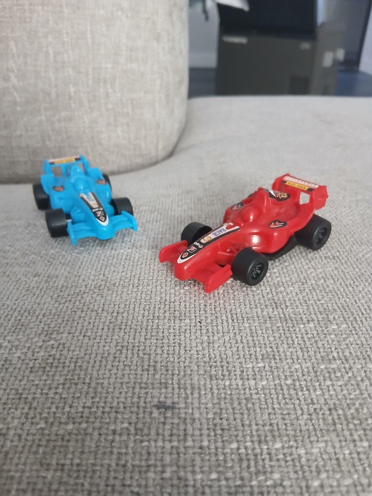 2 raceauto's met vlammenpoort - speelgoed, Kinderen en Baby's, Speelgoed | Speelgoedvoertuigen, Ophalen, Zo goed als nieuw
