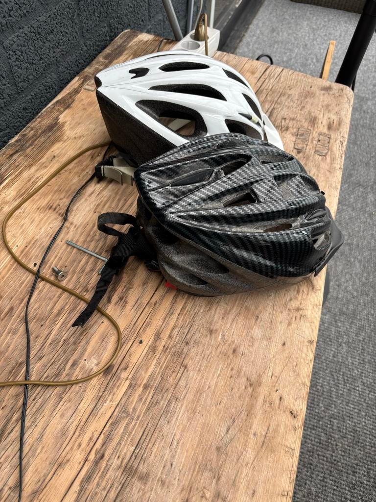 Twee z.g.a.n. fietshelmen (wit en zwart), Ophalen of Verzenden, Zo goed als nieuw, Overige maten, Heer of Dame