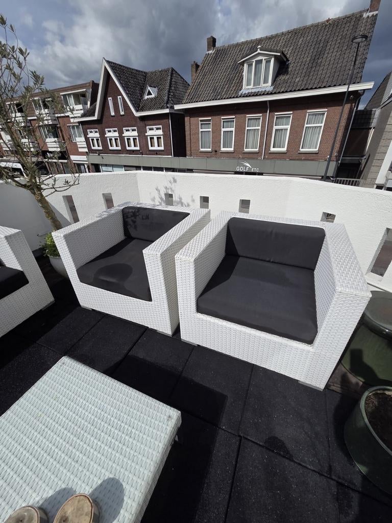 Witte loungeset met zwarte kussens en twee tafels, Ophalen of Verzenden, Gebruikt, Bank