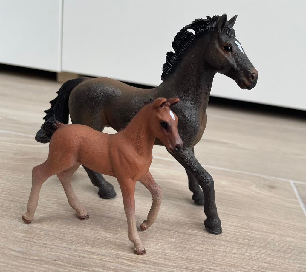 set van twee schleich paarden (hengst en veulen), Ophalen of Verzenden, Zo goed als nieuw, Paard, Beeldje of Figuurtje