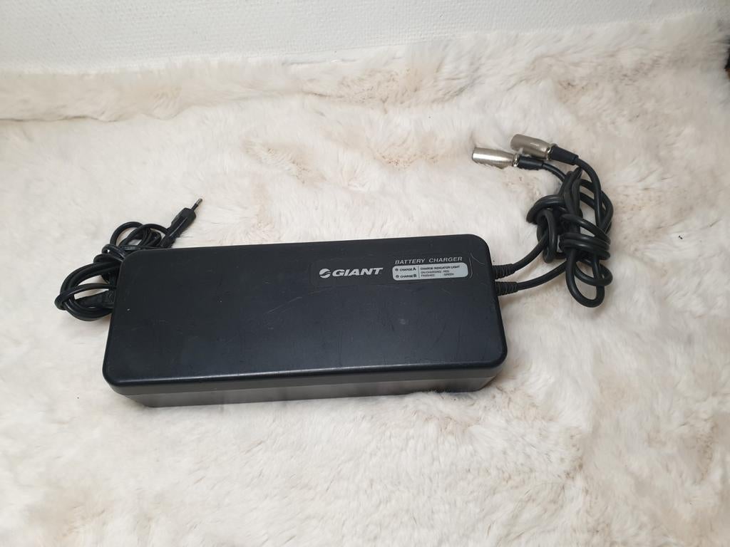 Te koop goede giant fiets oplader 5 pins 36v, Fietsen en Brommers, Ophalen of Verzenden, Zo goed als nieuw, Overige typen, Tomos
