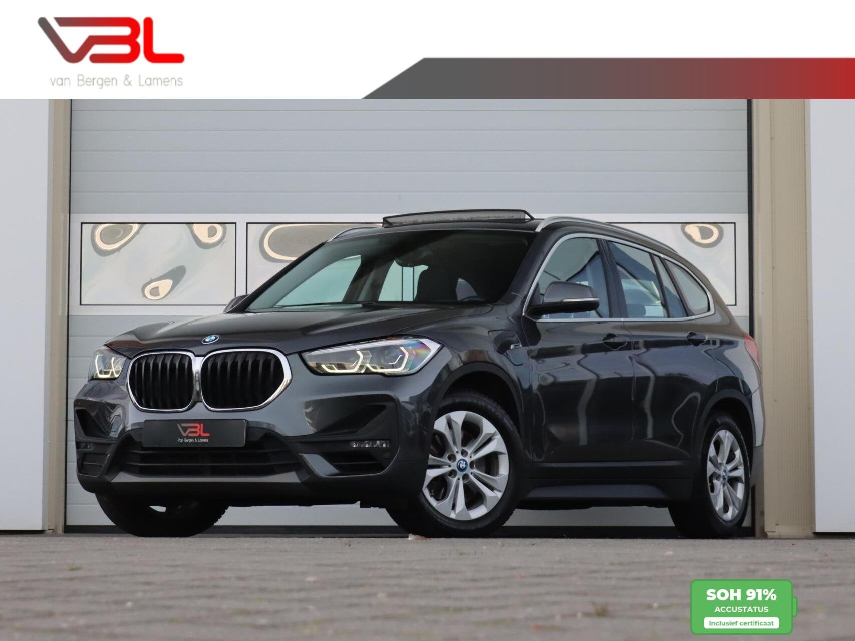 BMW X1 xDrive25e High Executive | SOH 91% | Trekhaak | Panor, Dealer onderhouden, Gebruikt, Met garantie (alle), Bedrijf