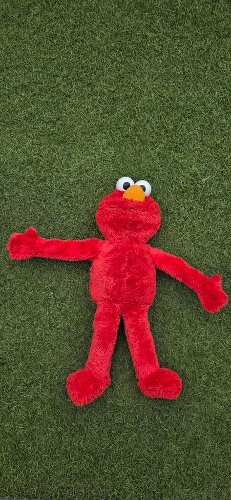 Pratende en knuffelende Elmo, Ophalen