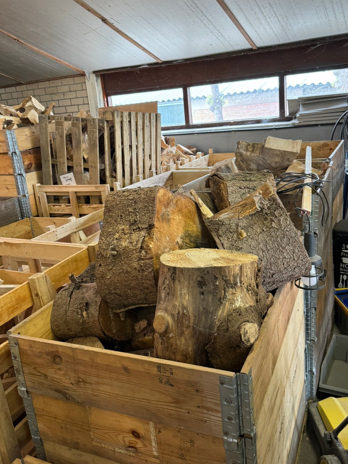 2 kratten houtblokken. Waaibomen hout: wilg of populier, Minder dan 3 m³, Ophalen