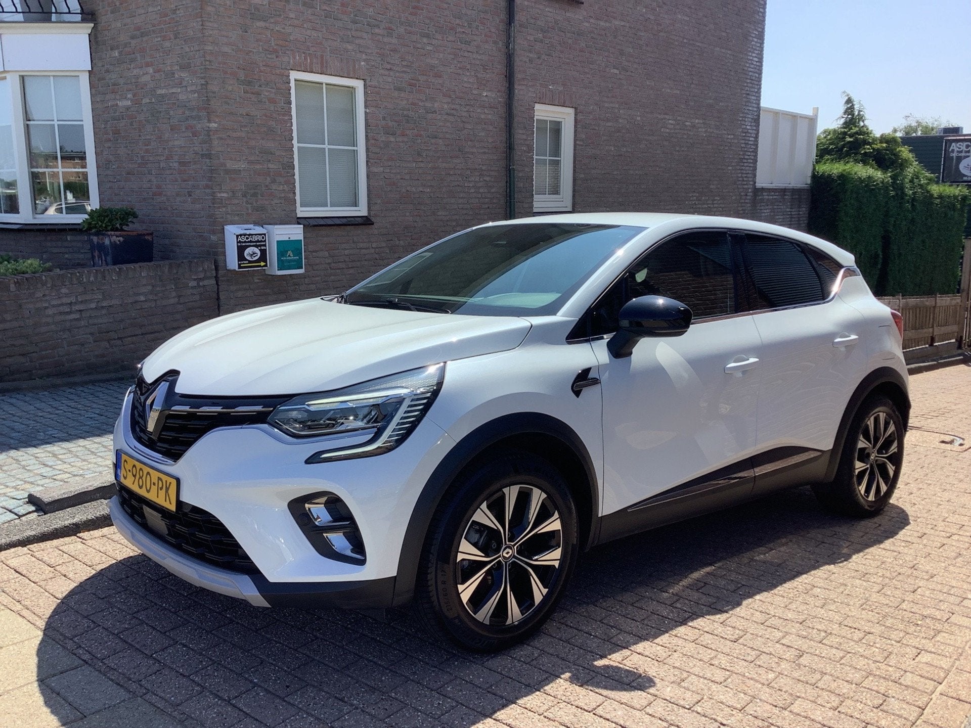 Renault Captur 1.6 E-Tech plug-in hybrid 160 techno plug-in, Auto's, Renault, Dealer onderhouden, 77 km/l, Gebruikt, Wit