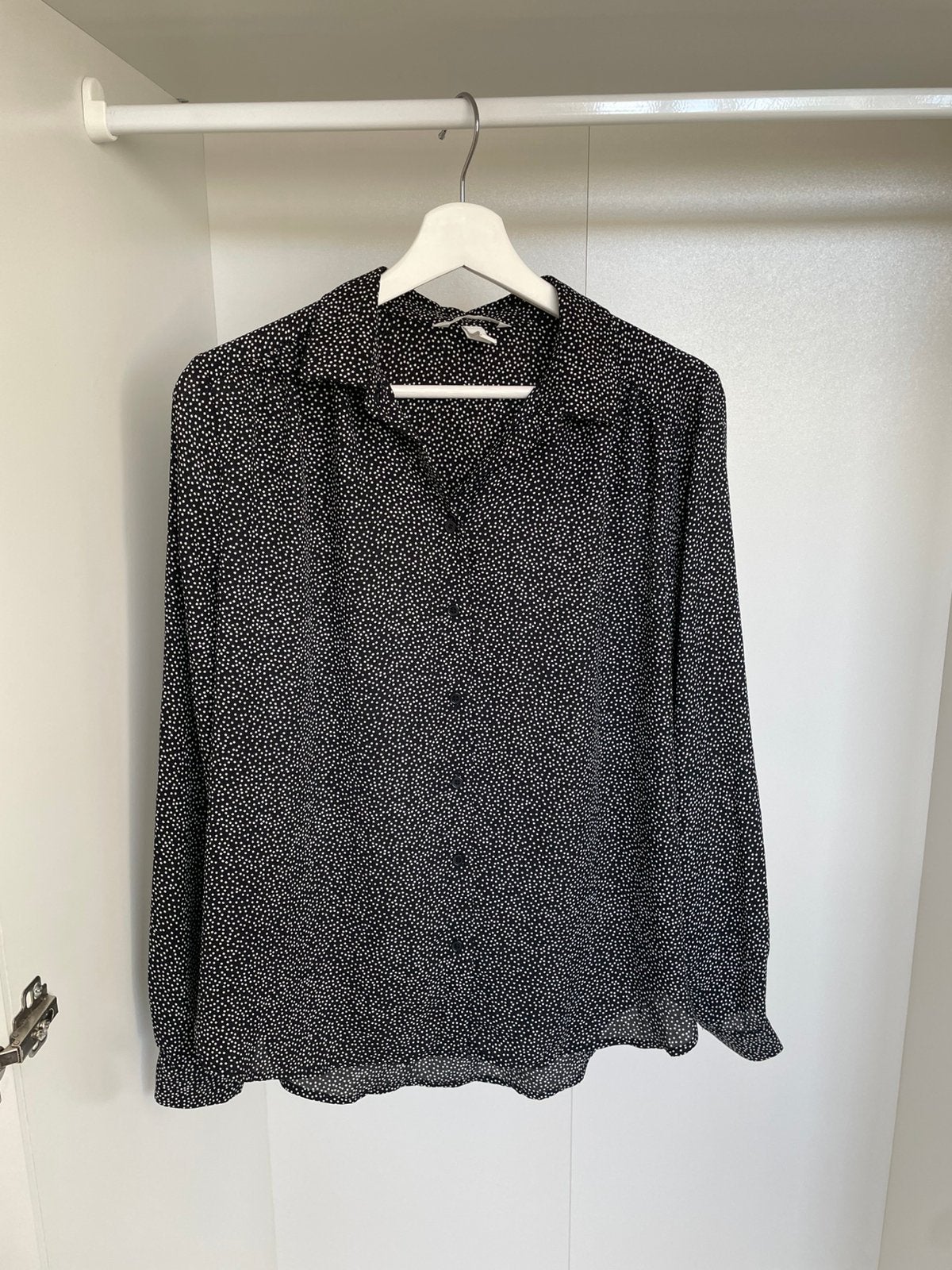 Zwarte blouse met witte stippen maat 36 h&m, Ophalen of Verzenden, Zo goed als nieuw, Maat 36 (S), Zwart