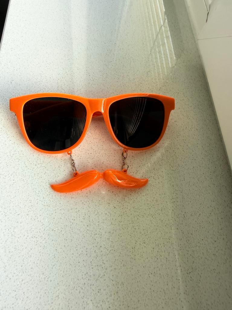 Oranje Zonnebril met Snor - Feestelijke Accessoire, Zonnebril, Nieuw, Oranje, Ophalen