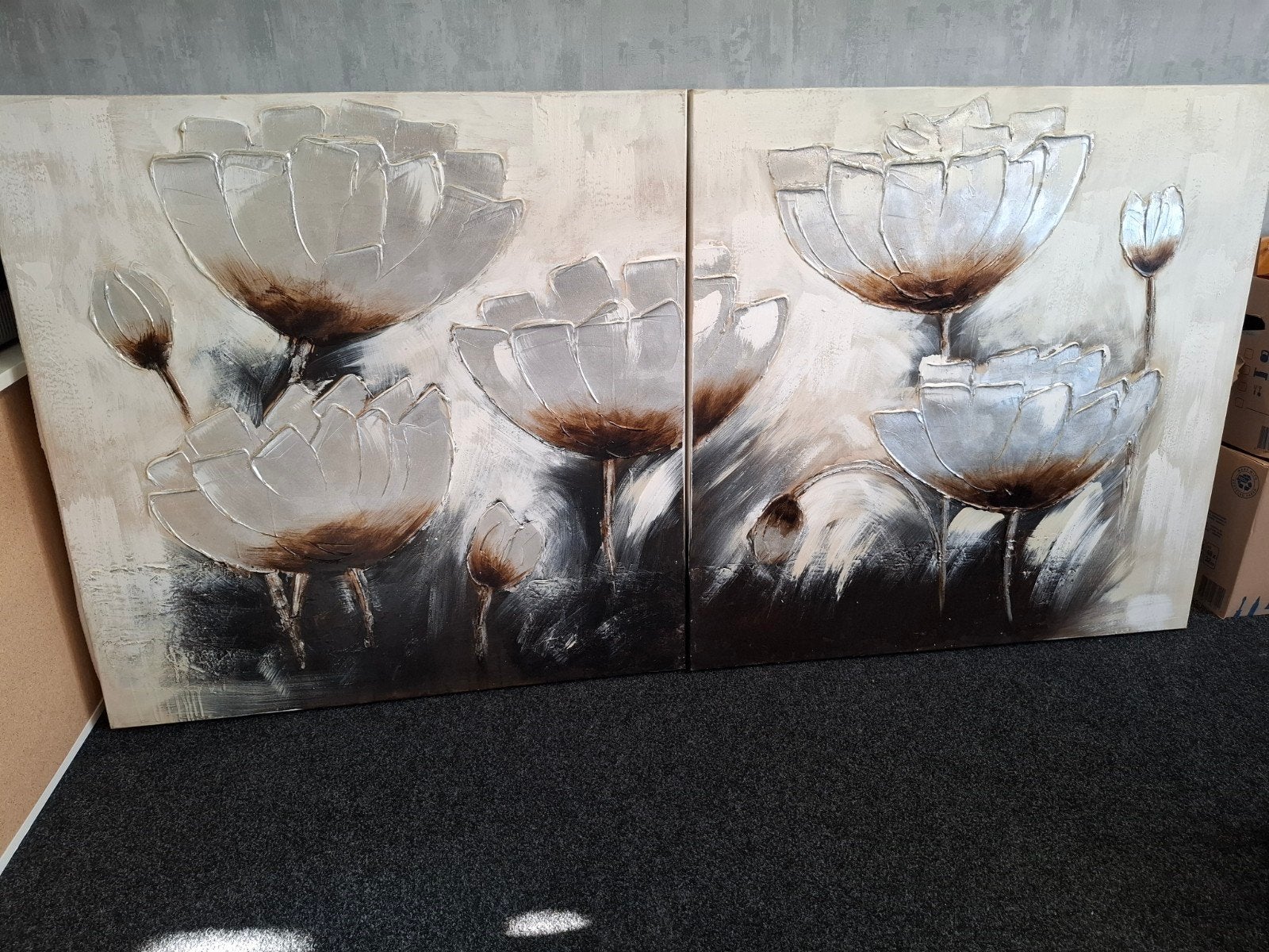 Schilderij kunstwerk bloemen zilver/bruin (2 stuks), Acrylverf, 3D-effect, Ophalen of Verzenden, Bloemen