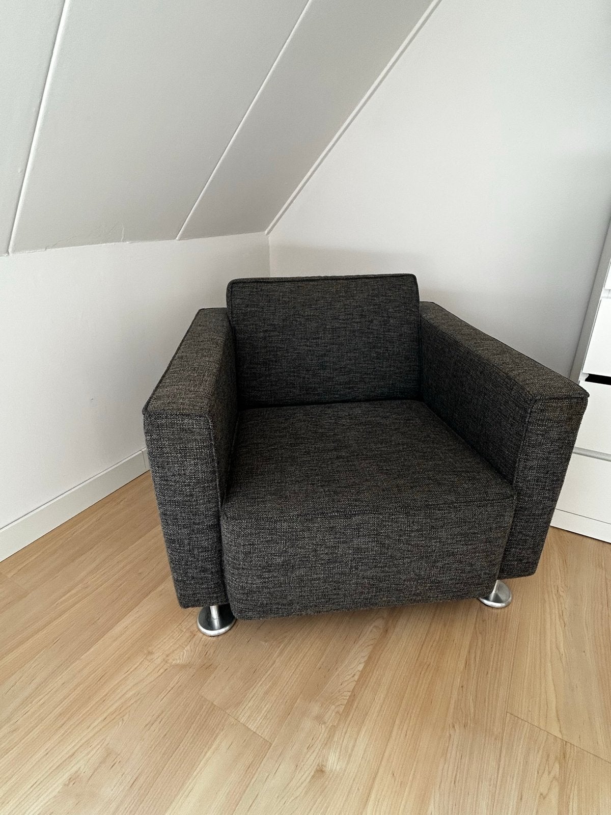 Goossens grijze fauteuil met zilveren pootjes, Huis en Inrichting, Ophalen, Gebruikt, 75 tot 100 cm, 75 tot 100 cm
