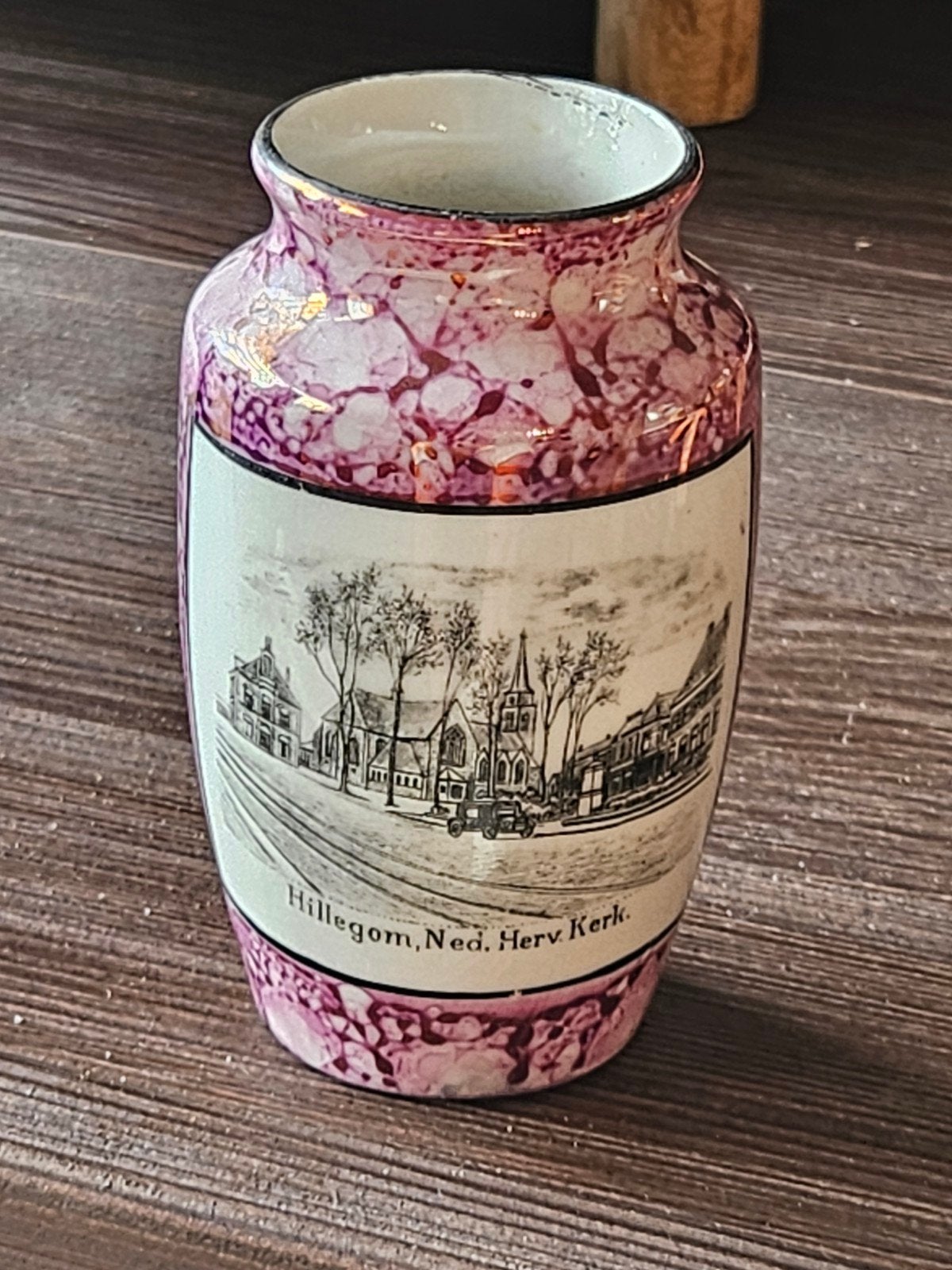 Hillegom Ned. Herv. Kerk vaasje Souvenirvaas / Lusterware, Ophalen of Verzenden