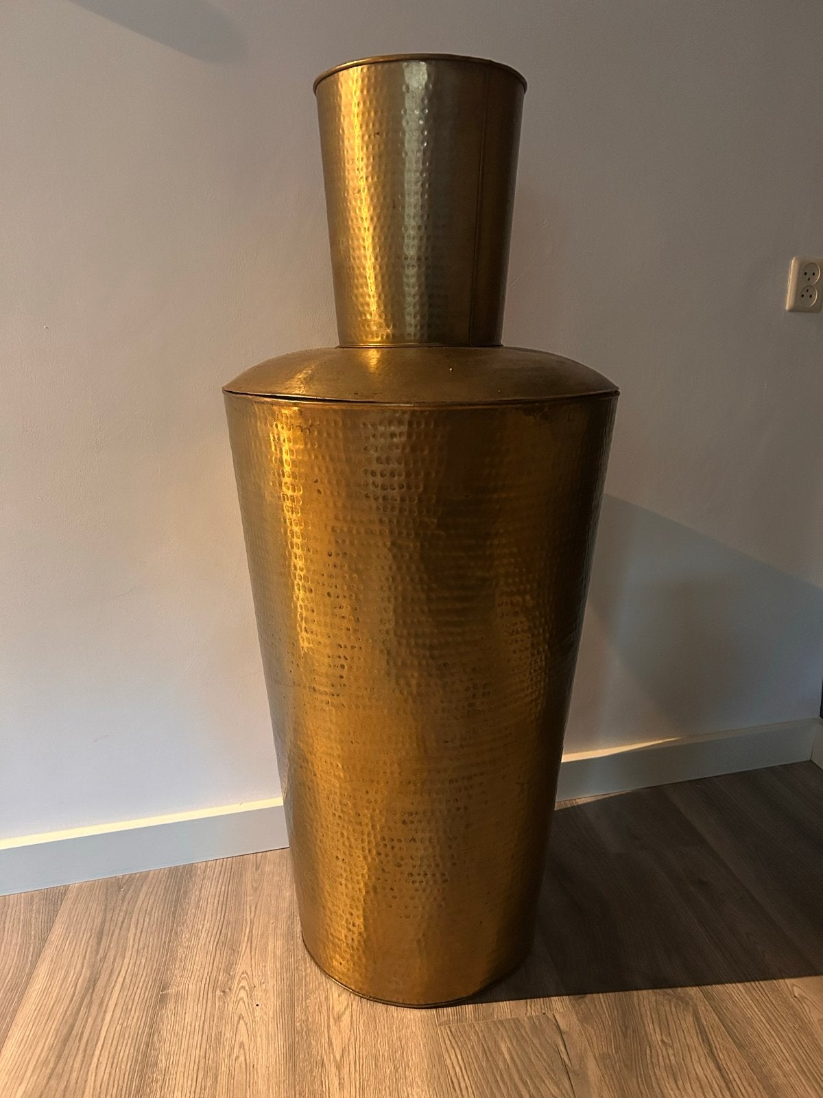 Grote gehamerde vaas/plantenbak,  ruim 120 cm hoog, Ophalen, Met patroon/structuur, 120 cm, Zo goed als nieuw