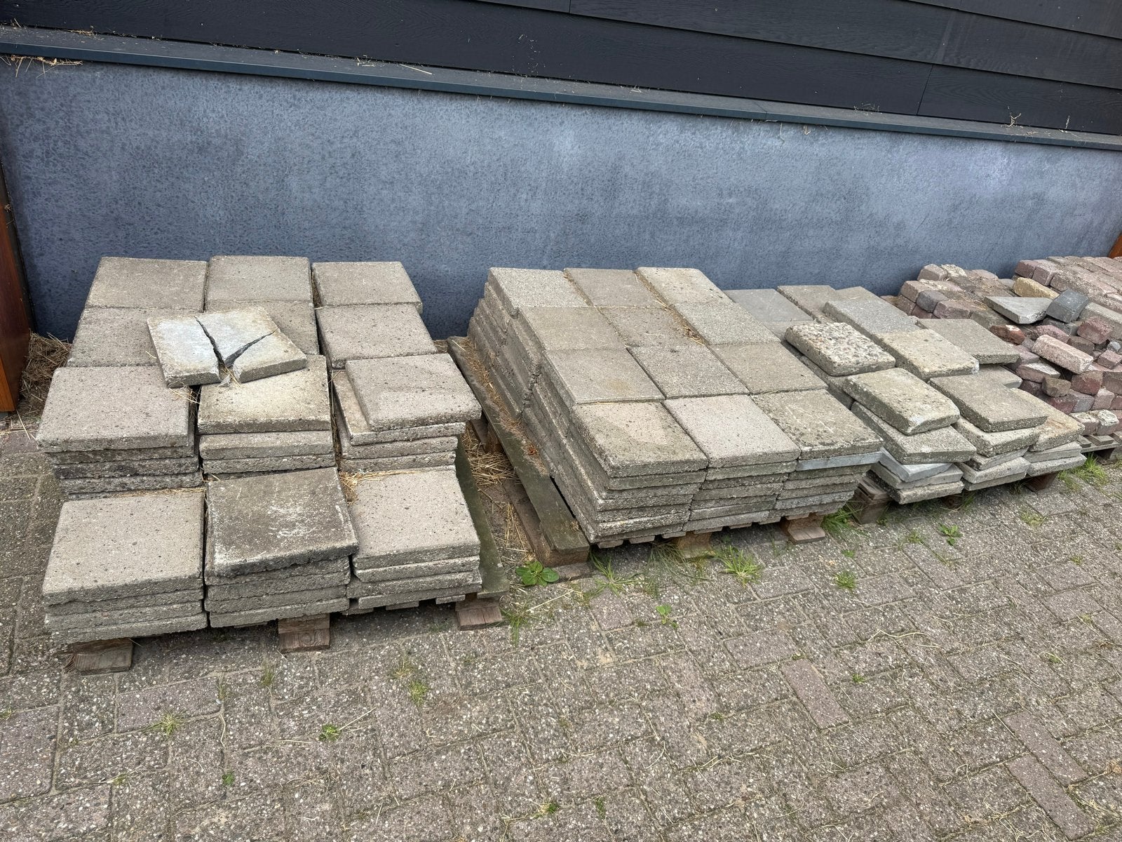 Gebruikte betontegels en klinkers voor tuin of oprit, Tuin en Terras, Tegels en Klinkers, Ophalen, Gebruikt, 10 m² of meer, Beton