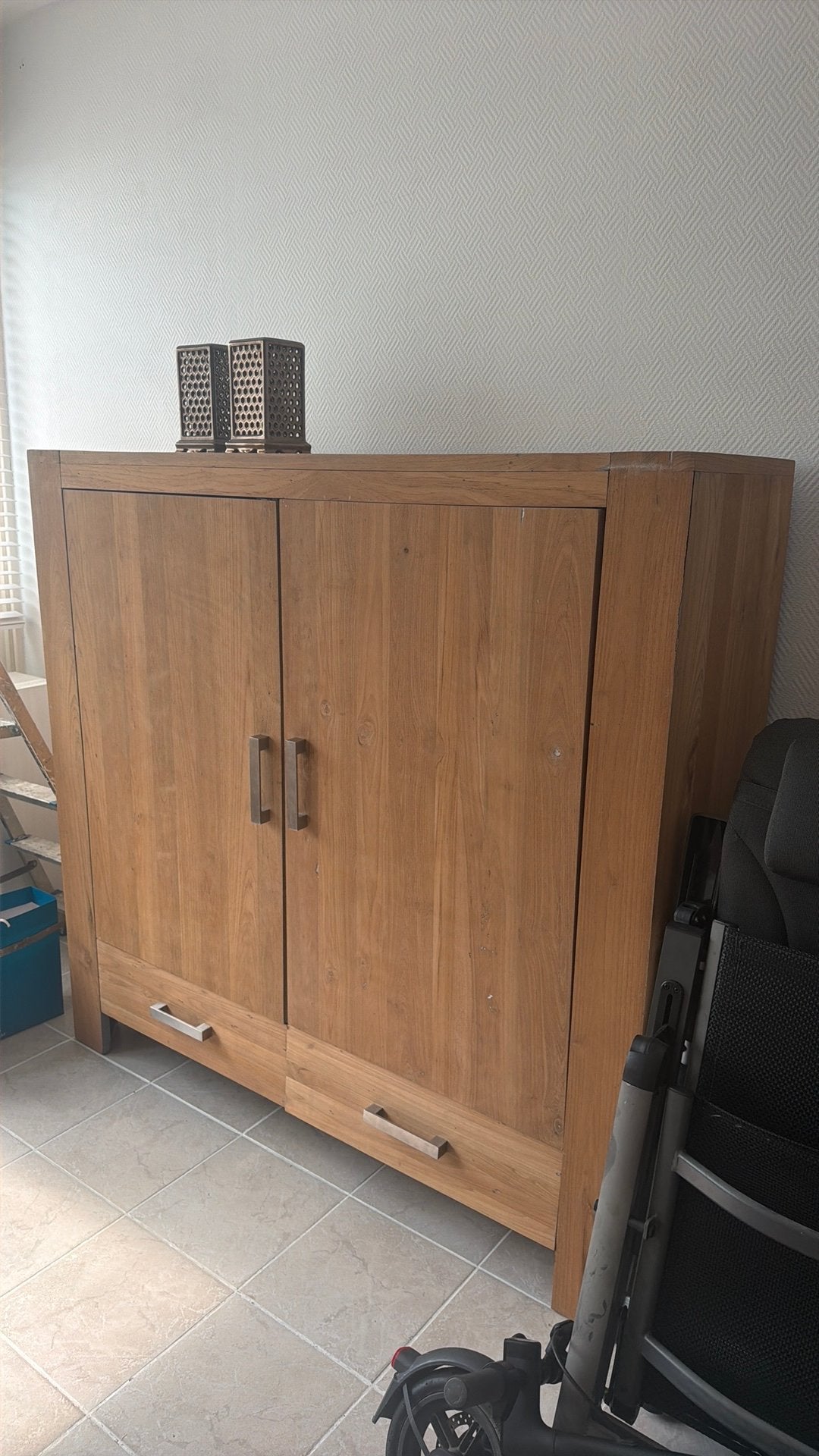 Massief houten kast, Ophalen, Met plank(en), 100 tot 150 cm, Zo goed als nieuw