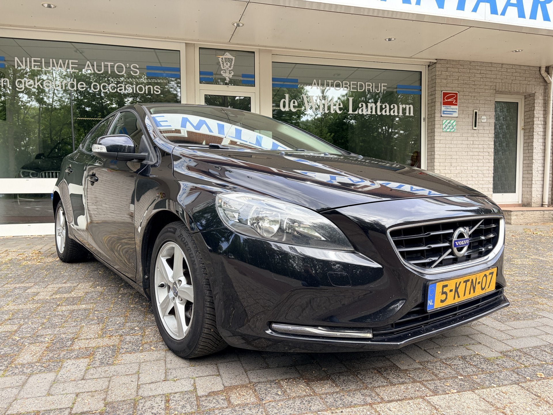 Volvo V40 1.6 D2 Kinetic lichte zijschade Navigatie/Clima/Tr, Auto's, Voorwielaandrijving, Euro 5, Gebruikt, 4 cilinders