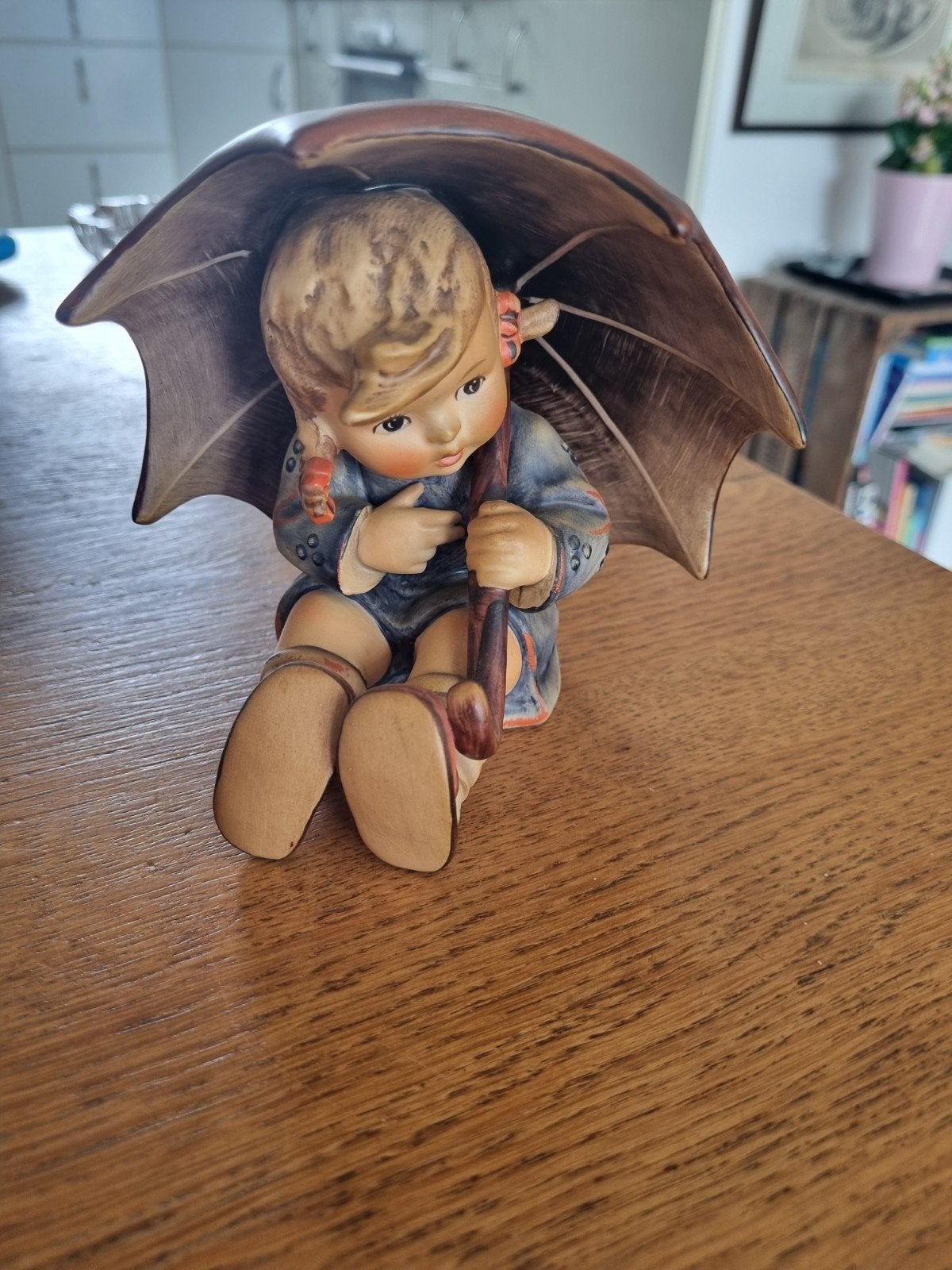 Hummel beeldje 'Little Umbrella Girl' - Vintage porselein, Verzamelen, Beelden en Beeldjes, Ophalen of Verzenden, Zo goed als nieuw