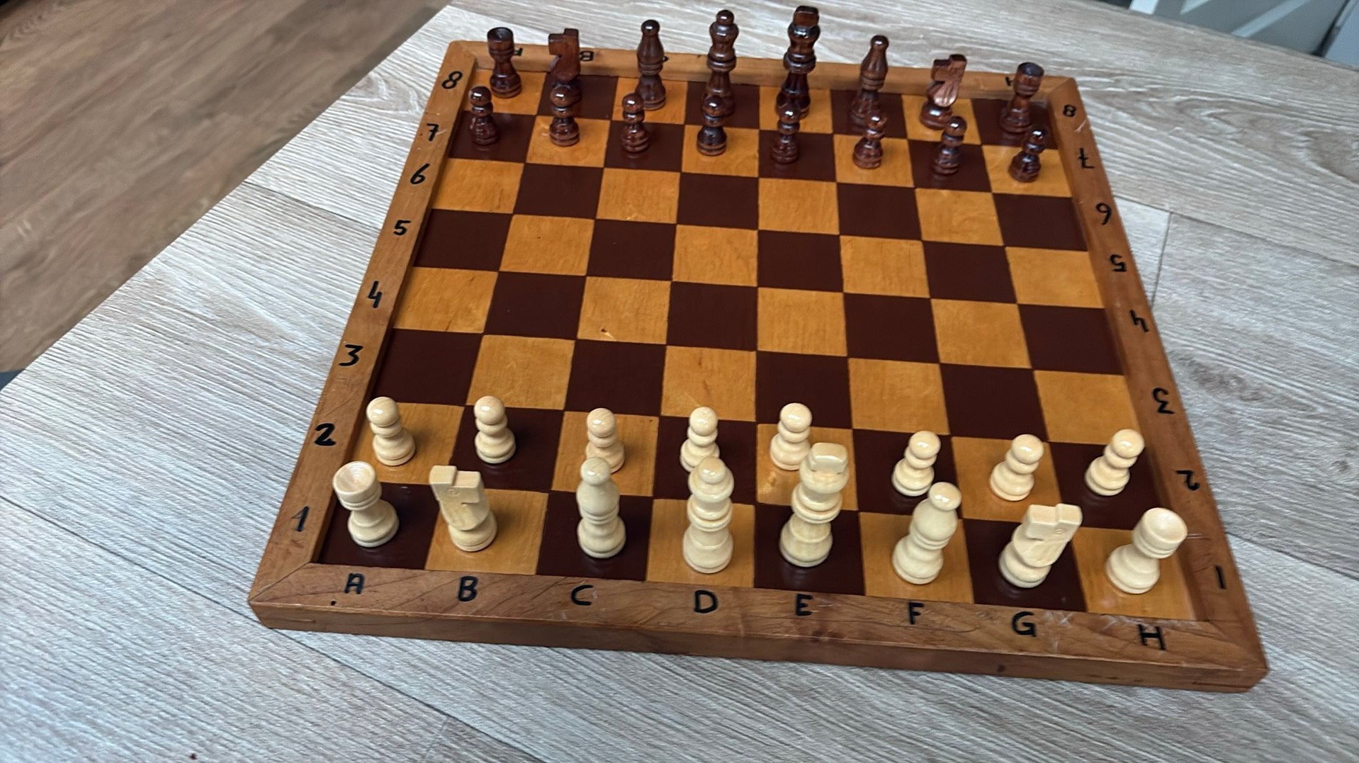 SCHAAK/DAMBORD MET SCHAAKSTUKKEN EN DAMSTENEN, Ophalen of Verzenden, Zo goed als nieuw