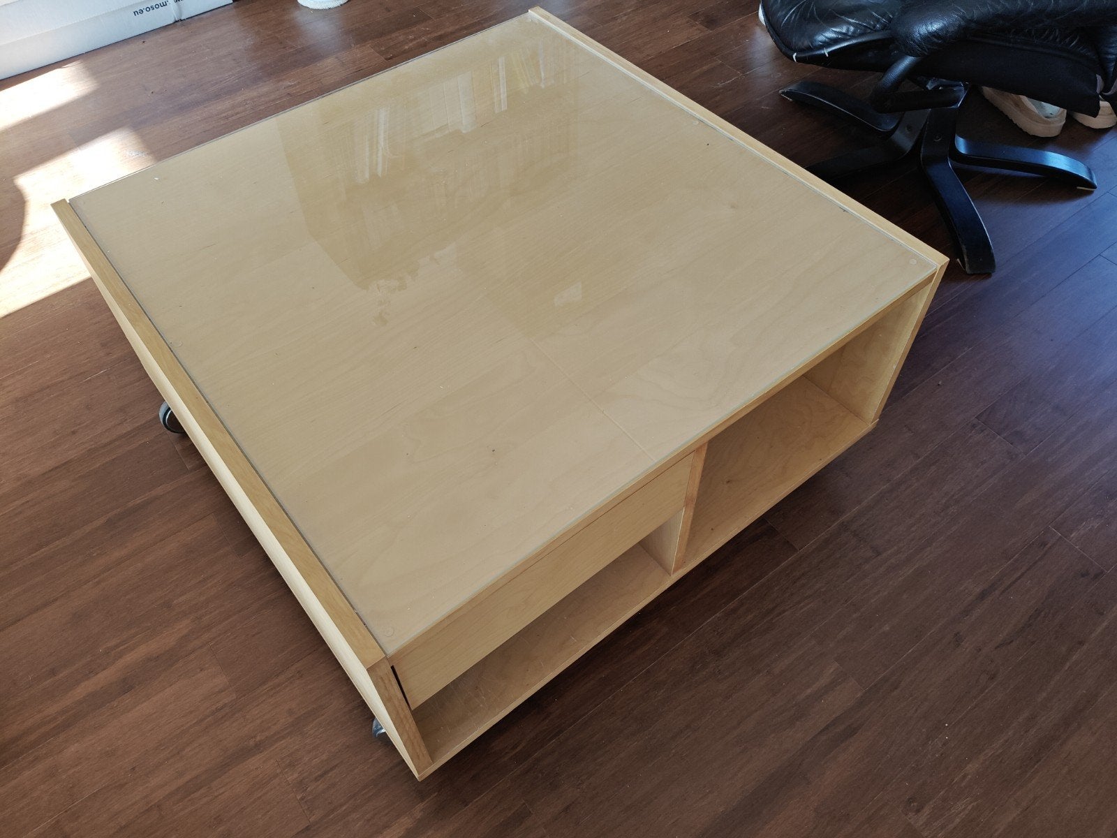 Vierkante salontafel met glasplaat en lade op wielen, Huis en Inrichting, Ophalen, Gebruikt, 50 tot 100 cm, Vierkant
