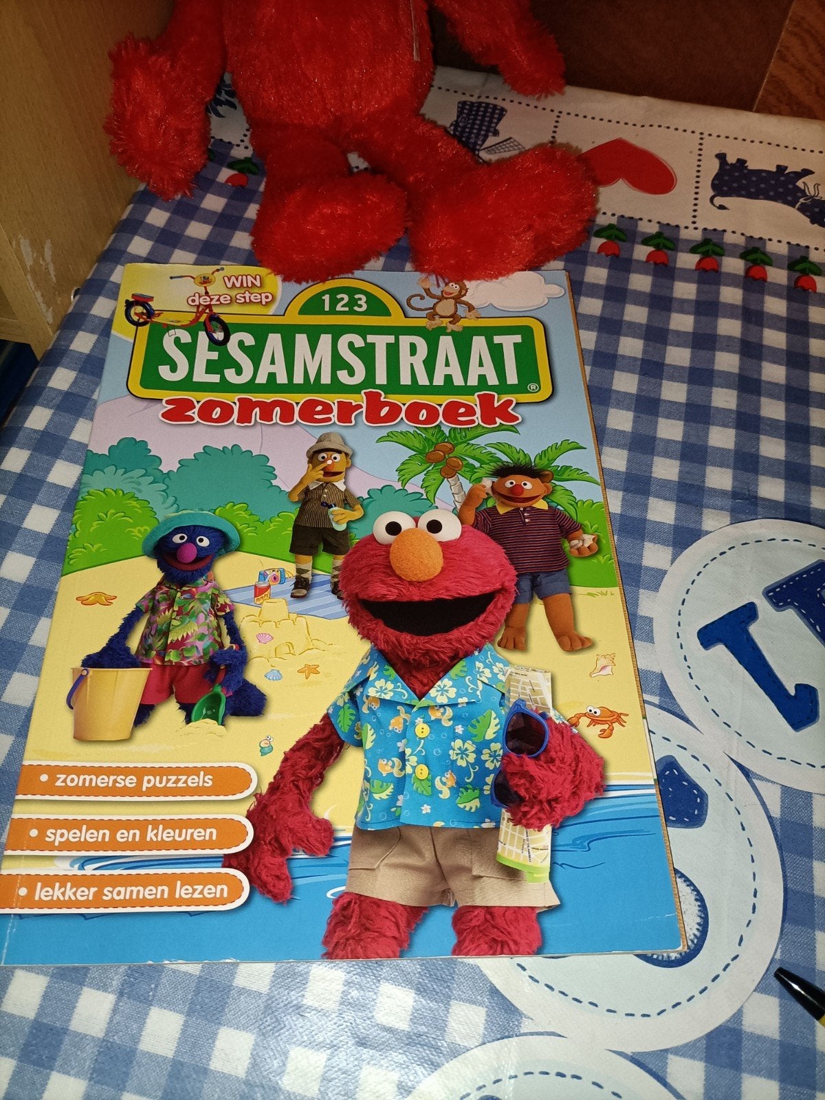 Elmo knuffel 36 cm groot + leuk doeboek Sesamstraat, Ophalen of Verzenden, Zo goed als nieuw, Overige typen