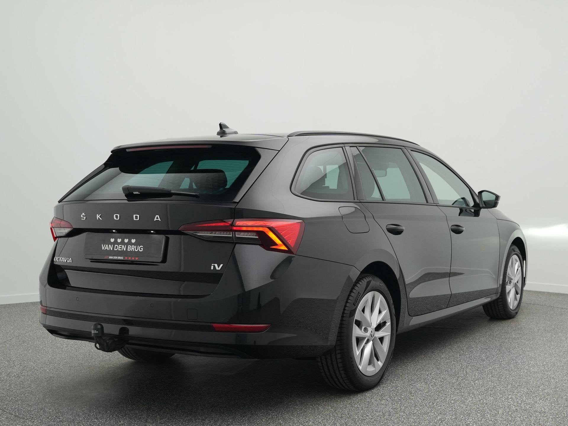 Skoda Octavia Combi 1.4 TSI iV PHEV Business Edition | Trekh, Auto's, Stof, Gebruikt, Euro 6, Zwart