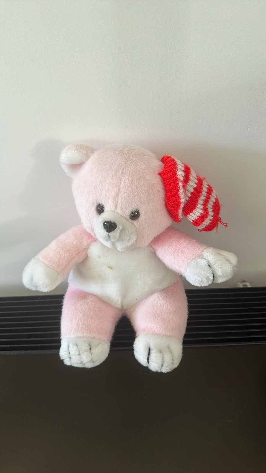 Roze knuffelbeer met gestreepte muts - Gebruikt, Gebruikt, Beer, Ophalen of Verzenden, Met kleding of accessoire