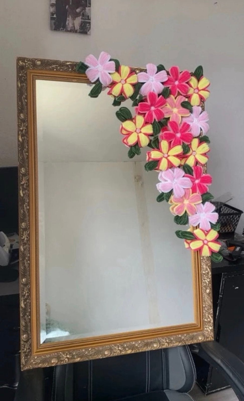 Grote spiegel met gouden lijst en bloemdecoratie, Huis en Inrichting, Ophalen, Gebruikt, Minder dan 100 cm, Rechthoekig
