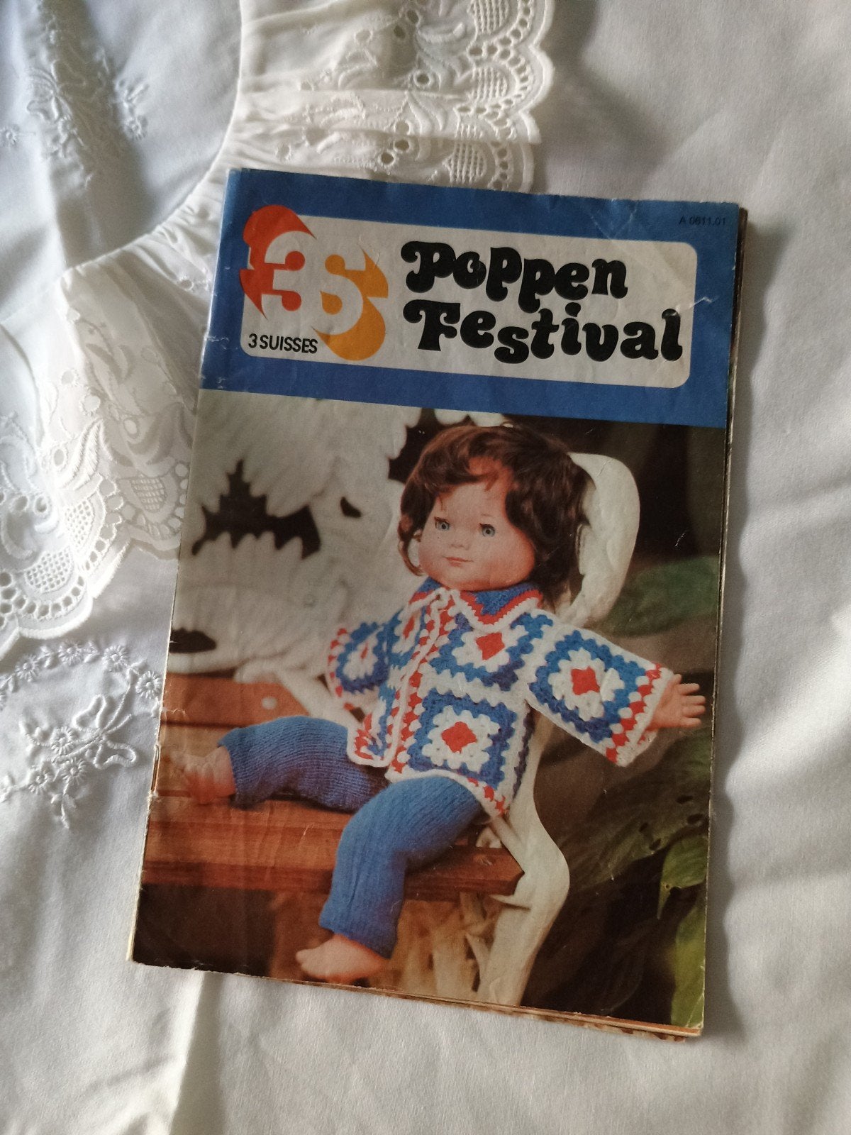 Poppenkleding patronen - 3 suisses poppen festival (nr.1), Ophalen of Verzenden, Gebruikt, Patroon of Boek