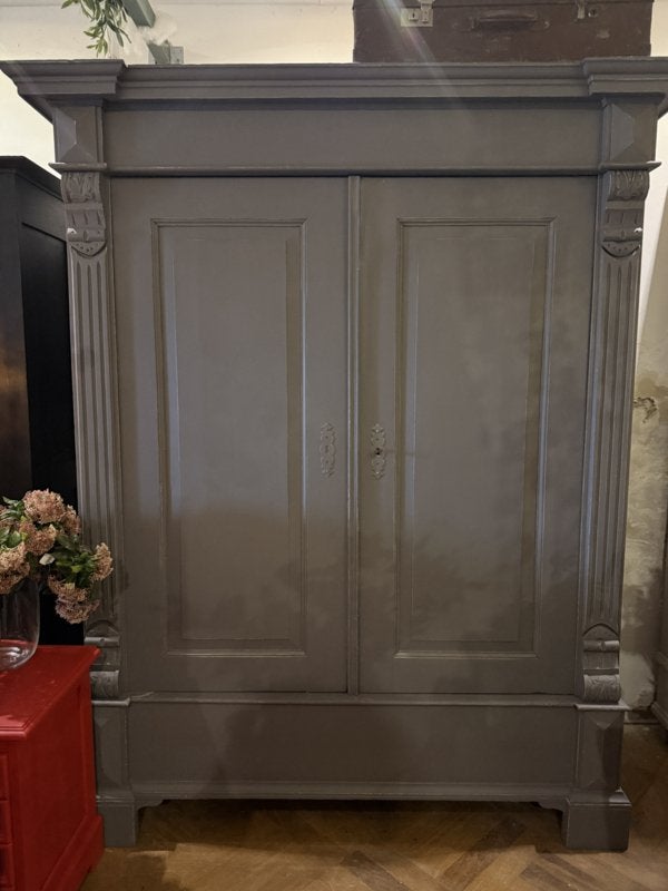 Grote antieke kast, vintage legkast, oude servieskast VdlM, Ophalen, Stoer brocante kledingkast voorraadkast greige demontabel