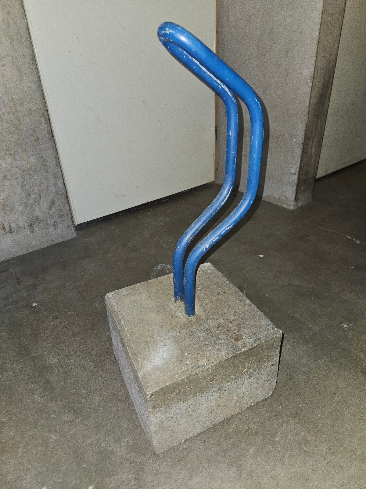 Blauwe fietsbeugel met betonvoet, Ophalen, Gebruikt