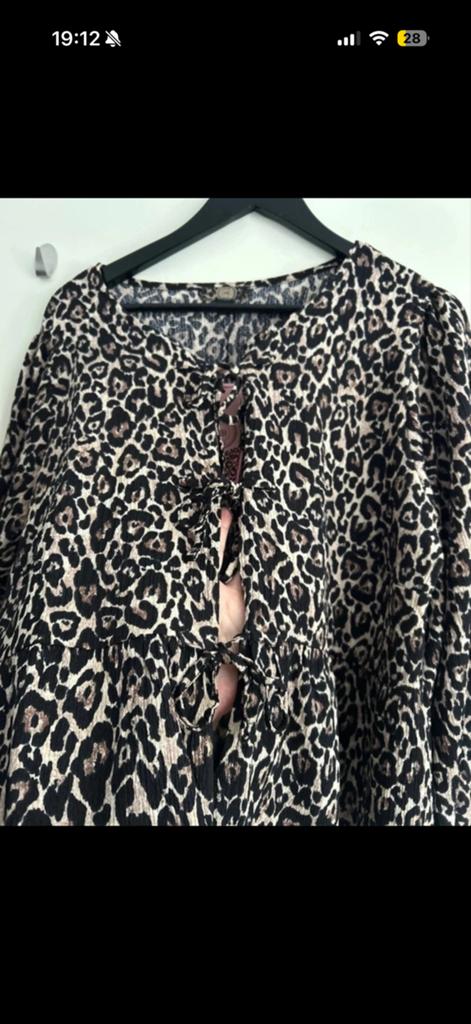Panterprint blouse met strikjes als sluiting - XL/XXL, Ophalen of Verzenden, Nieuw, Maat 46/48 (XL) of groter, Bruin