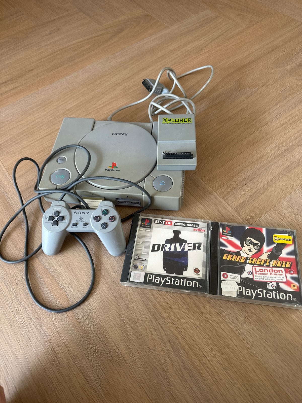 Sony PlayStation 1 met 2 spellen en Xplorer, Spelcomputers en Games, Avontuur en Actie, Gebruikt, Vanaf 18 jaar, 1 speler