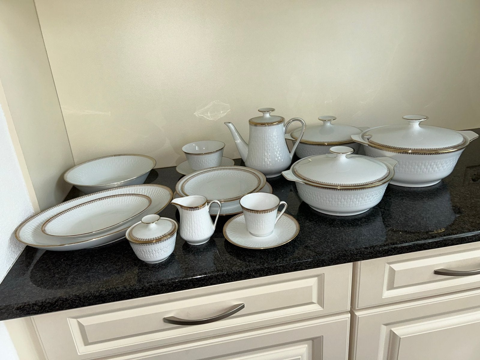 Prachtig wit servies met gouden rand - Compleet, Ophalen of Verzenden, Zo goed als nieuw, Effen, Porselein
