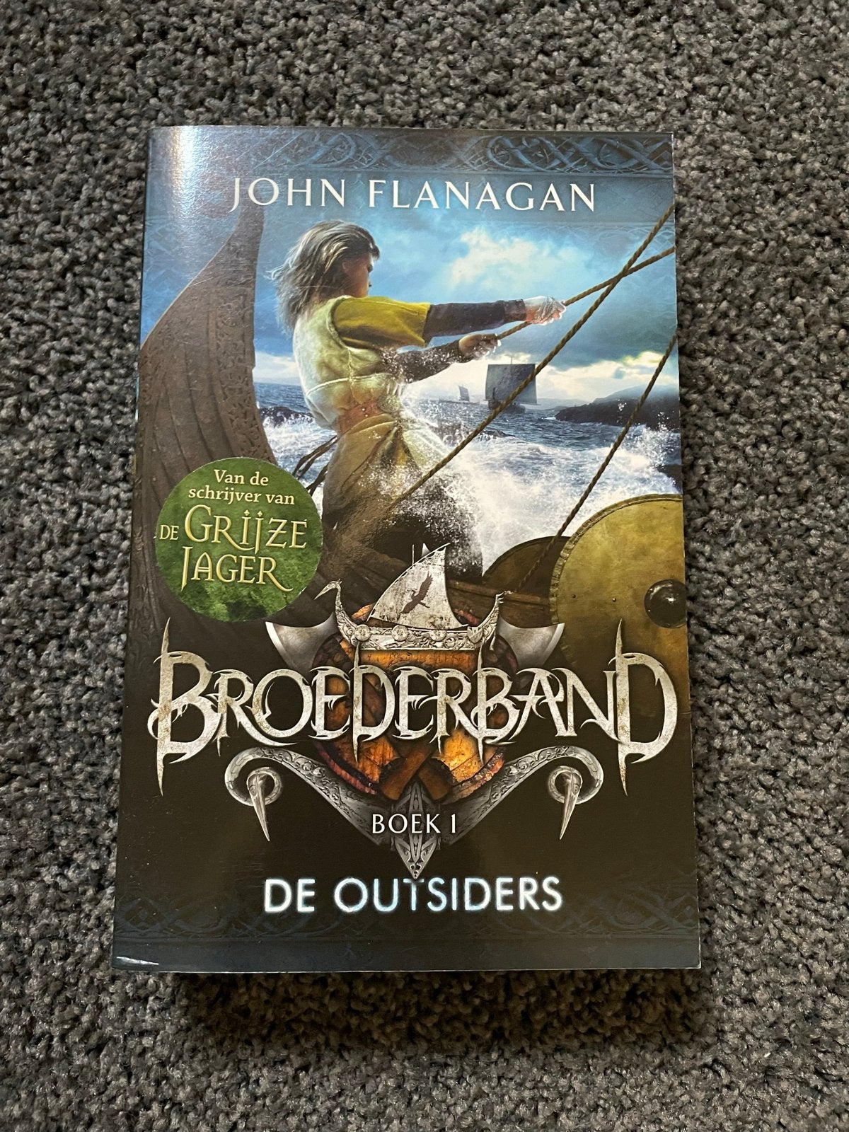 Broederband Boek 1: De Outsiders - John Flanagan, Boeken, Ophalen of Verzenden, Gelezen