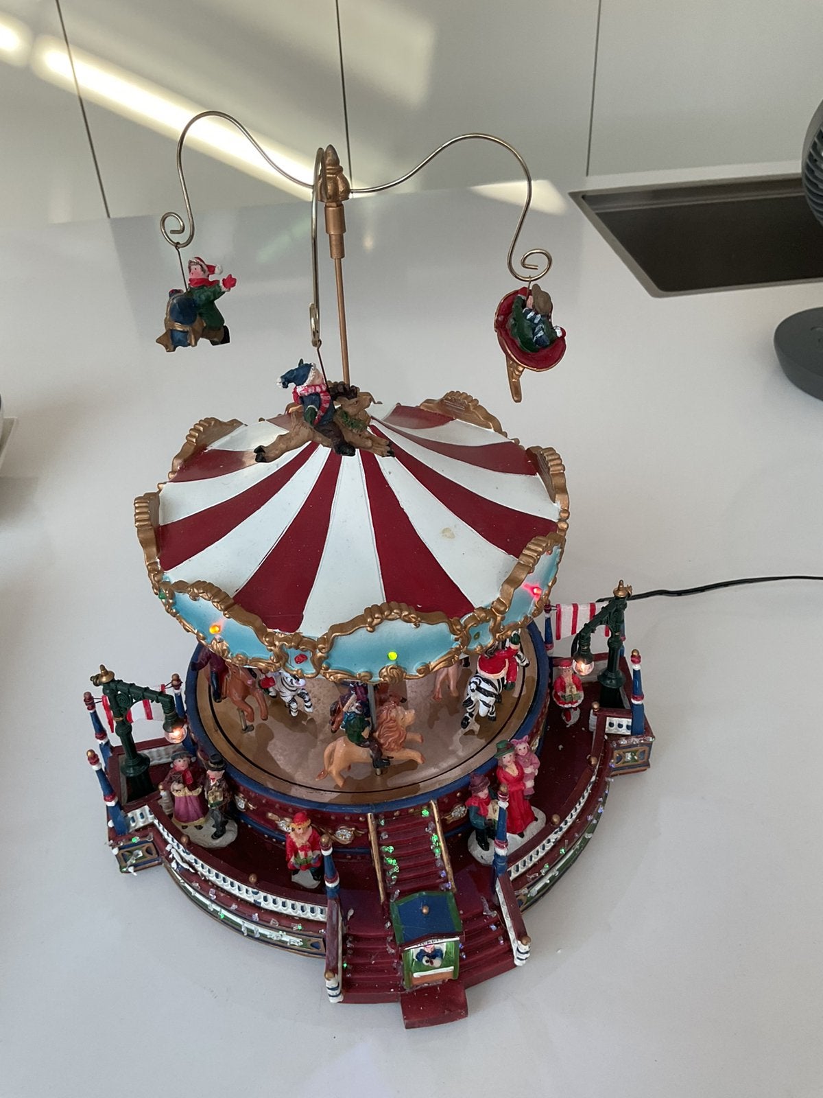 Draaimolen kermis kerstmis met adapter werkend te zien, Diversen, Kerst, Ophalen, Zo goed als nieuw