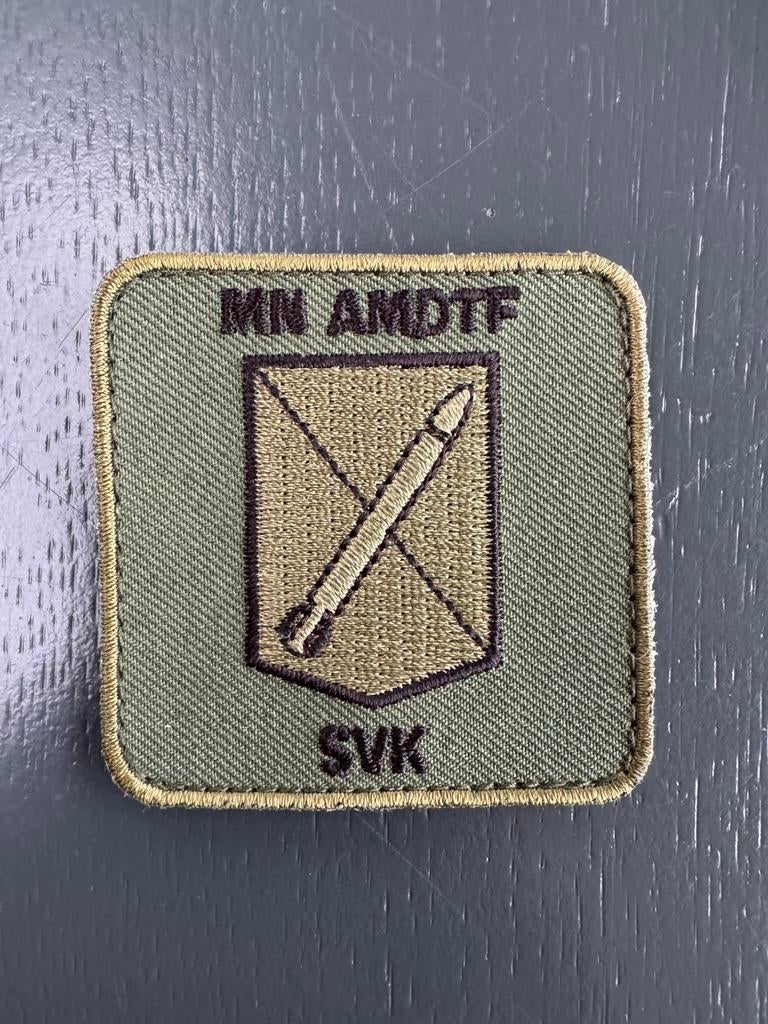 KL borstembleem DGLC MN AMDTF SVK, Ophalen of Verzenden, Landmacht, Nederland, Embleem of Badge
