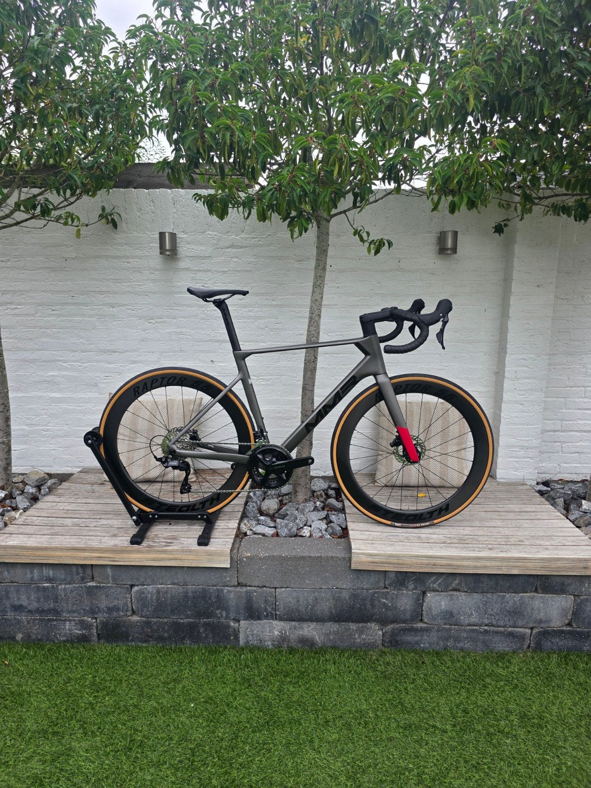 MMR Aelion racefiets met Stealth Raptor 55 carbon wielen