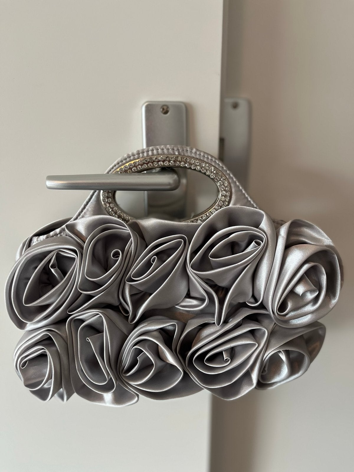 Elegante zilverkleurige avondtas met rozen en strass, Ophalen, Zo goed als nieuw, Grijs, Avondtasje