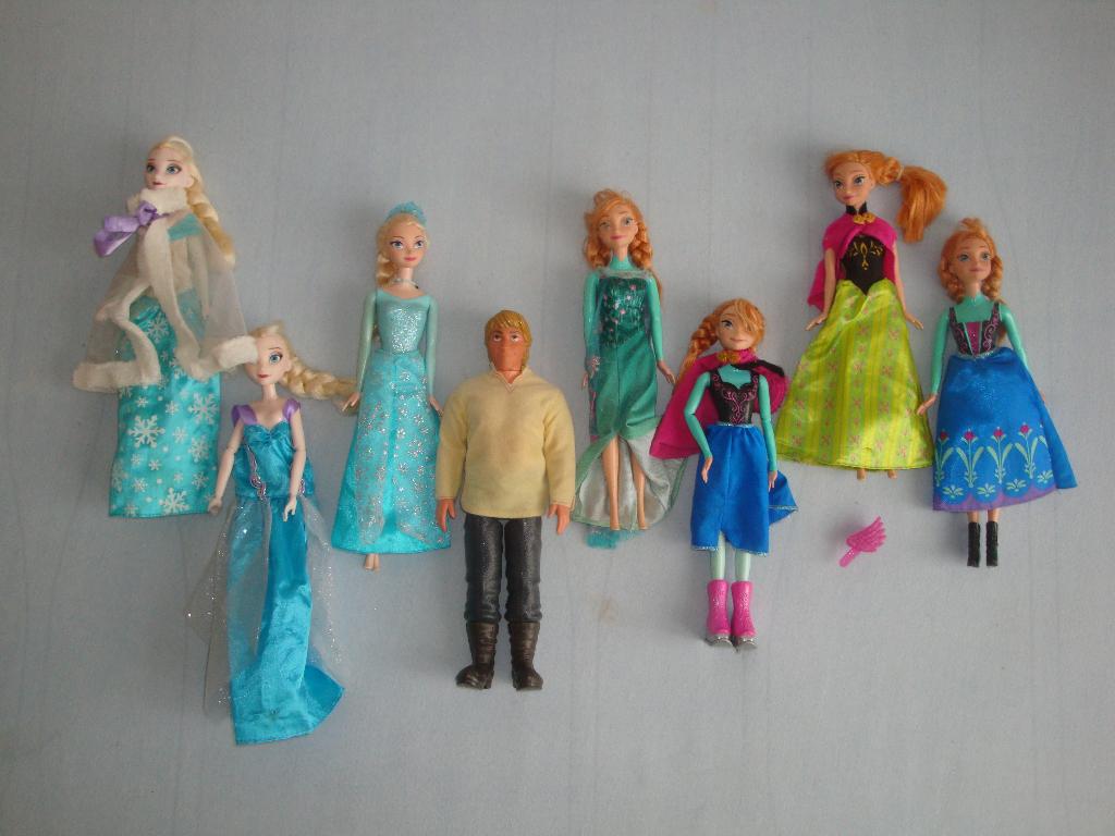 Set van 8 Frozen Barbie poppen (Elsa, Anna en Kristoff), Ophalen of Verzenden, Zo goed als nieuw, Barbie