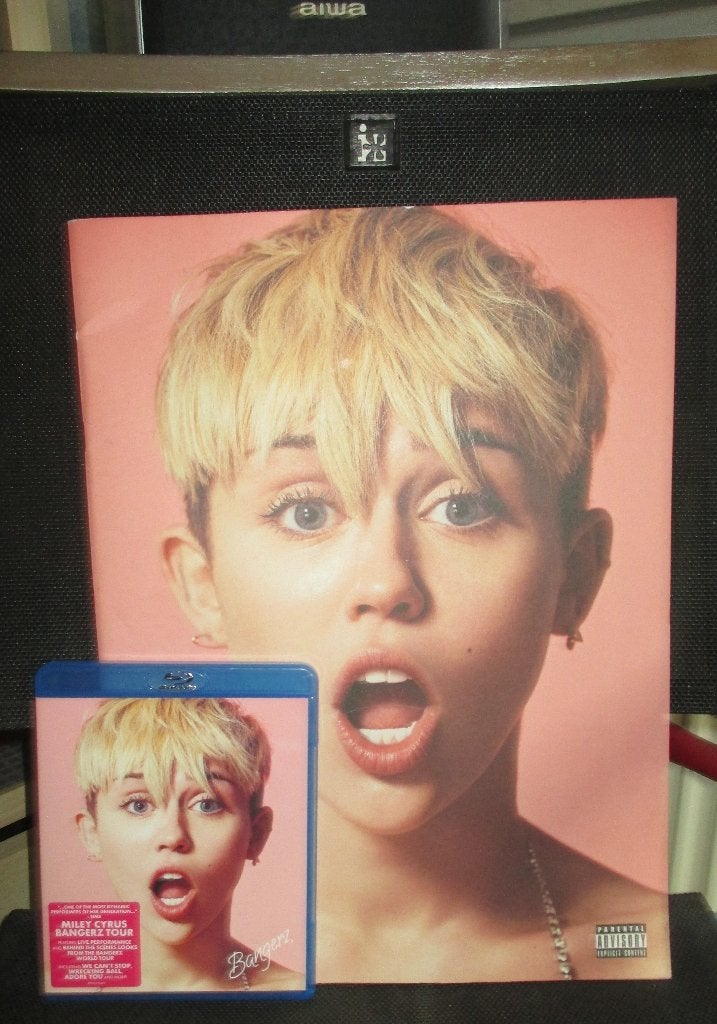 Blu-Ray/Tour Brochure “Miley Cyrus Bangerz Tour–2014”, Cd's en Dvd's, Blu-ray, Zo goed als nieuw, Muziek en Concerten, Blu-ray