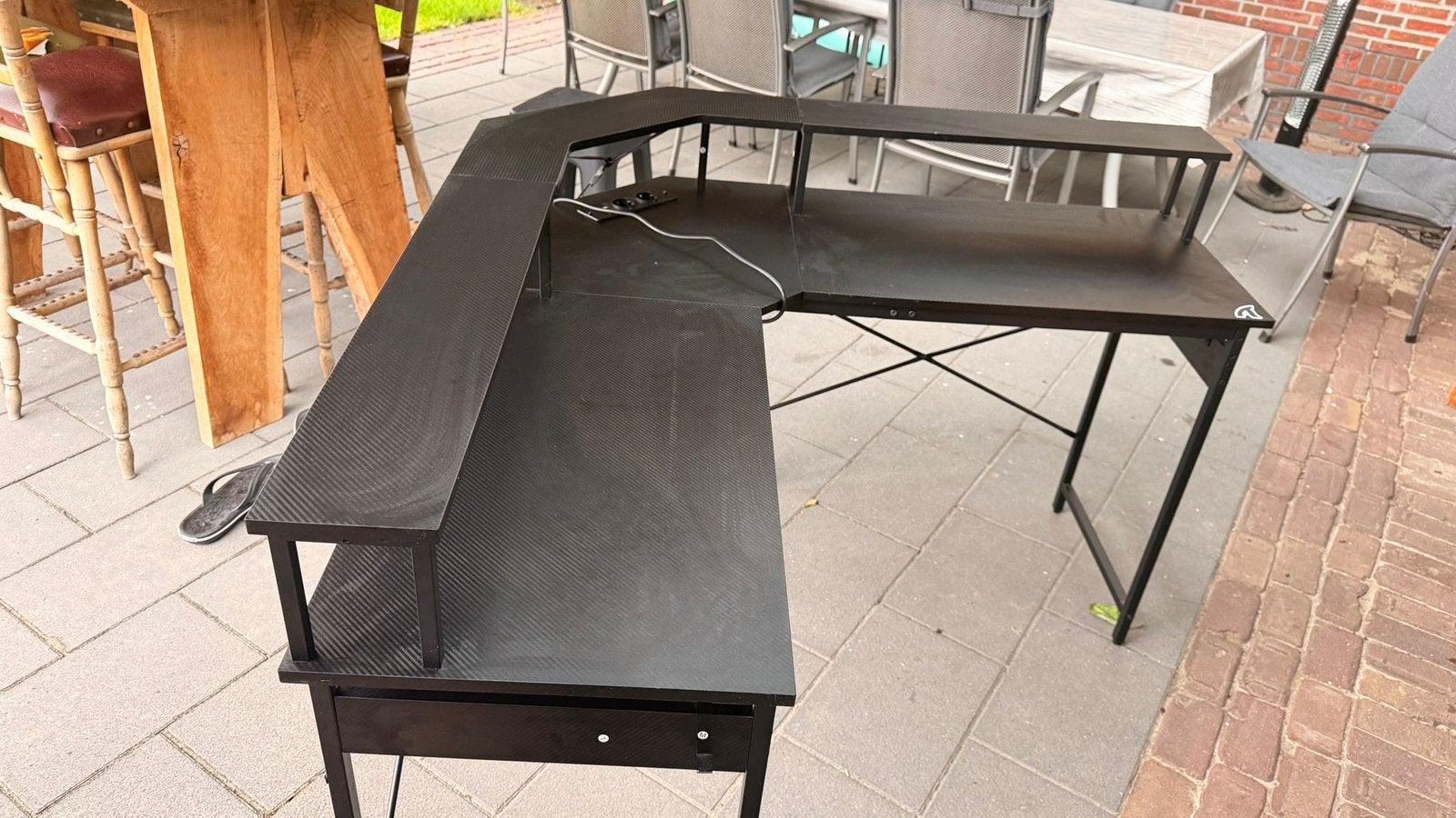 Zwart bureau, Ophalen