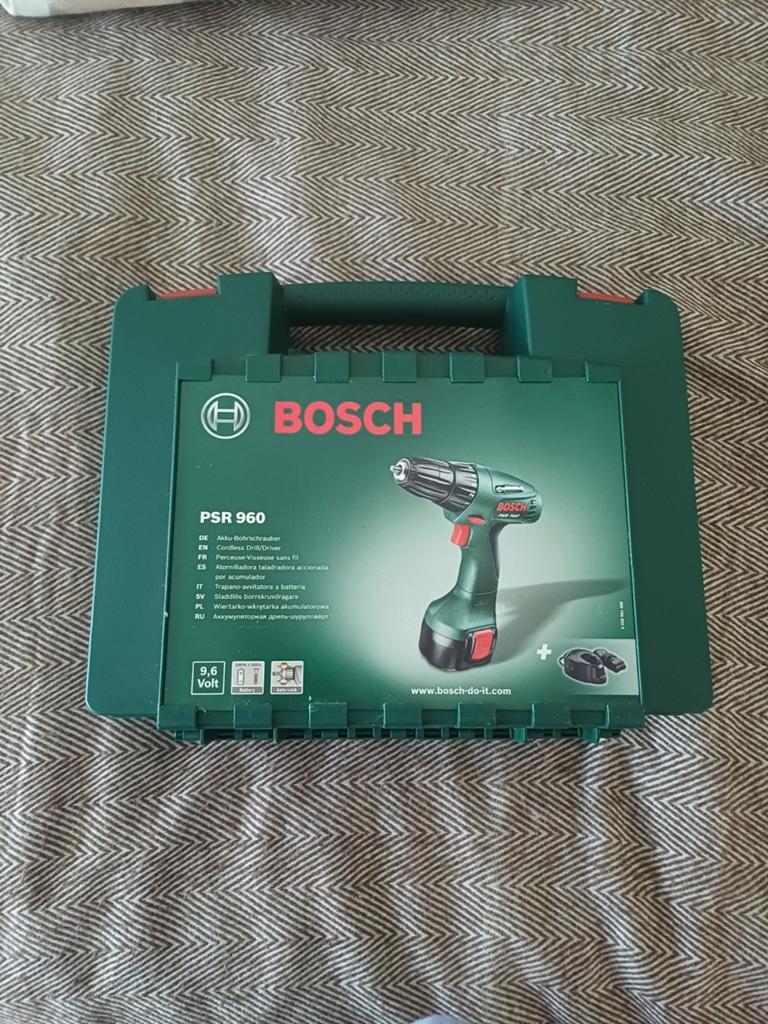 Accu boormachine Bosch met 2 accu's, Ophalen, Zo goed als nieuw, Boor- en Schroefmachine