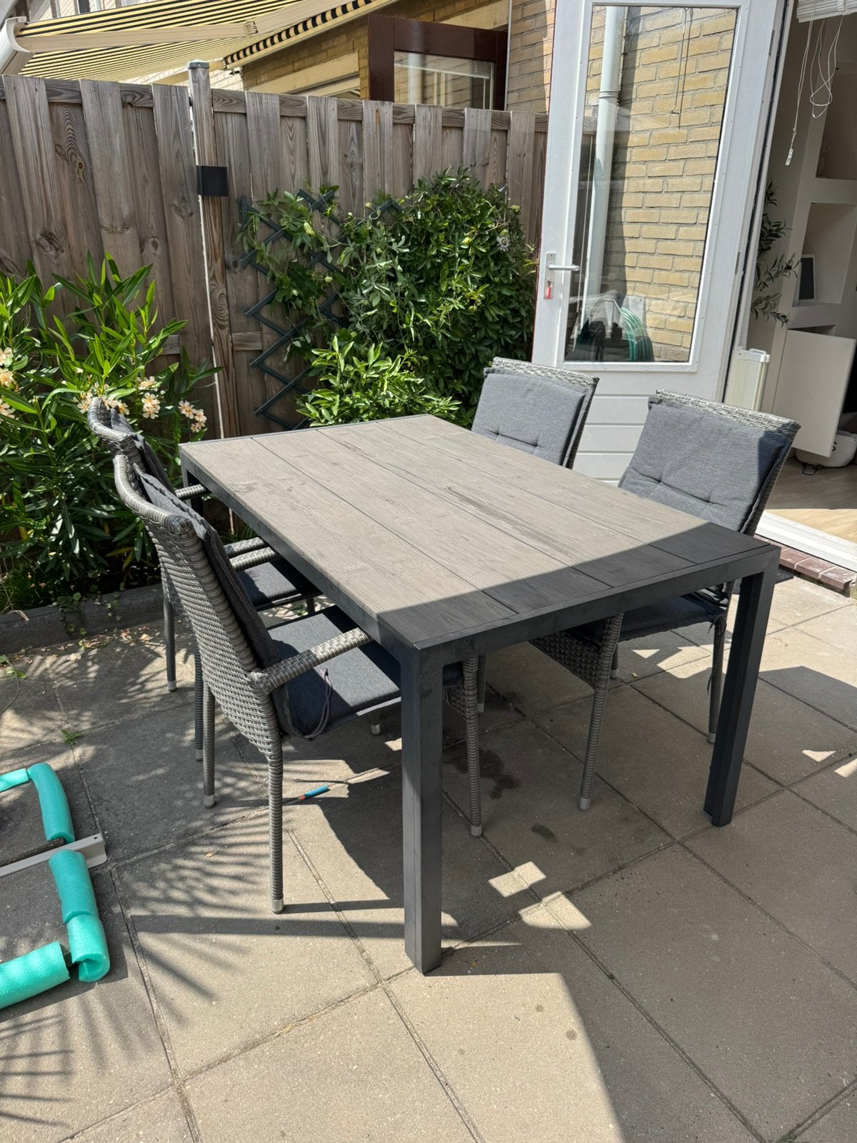 Eettafel jysk 150x90 en 4 eetstoelen stapelbaar met kussen, Ophalen, Zo goed als nieuw, Eettafel