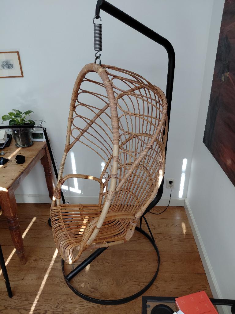 Vintage rotan rattan hangstoel + standaard Mulder Noordwolde, Huis en Inrichting, Stoelen, Ophalen, Gebruikt, Bruin, Metaal