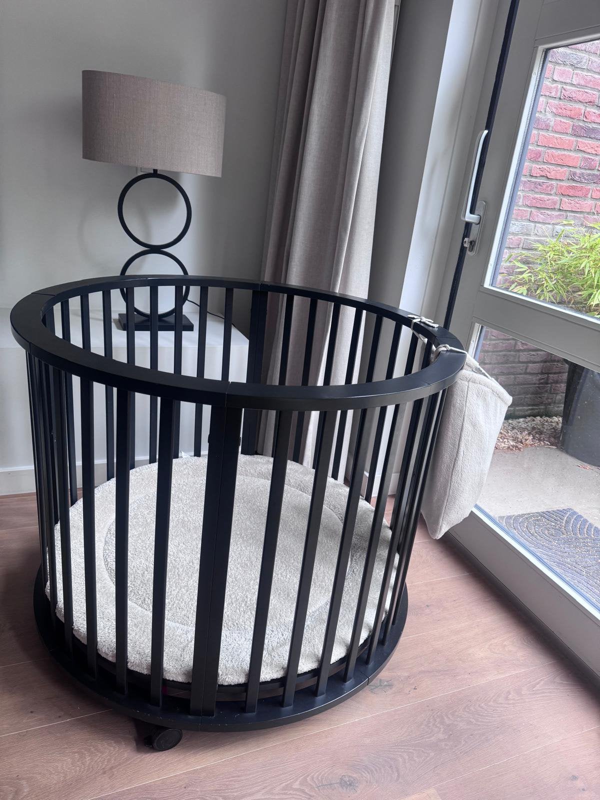 Stijlvol ronde box (merk europe baby) met kleed en opbergzak, Kinderen en Baby's, Ophalen of Verzenden, Zo goed als nieuw, Rond