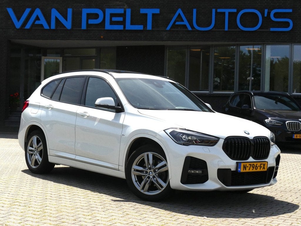 BMW X1 SDrive18i High Executive M-Sport / PANO / CARPLAY, Auto's, 136 pk, Gebruikt, Leder en Stof, Wit