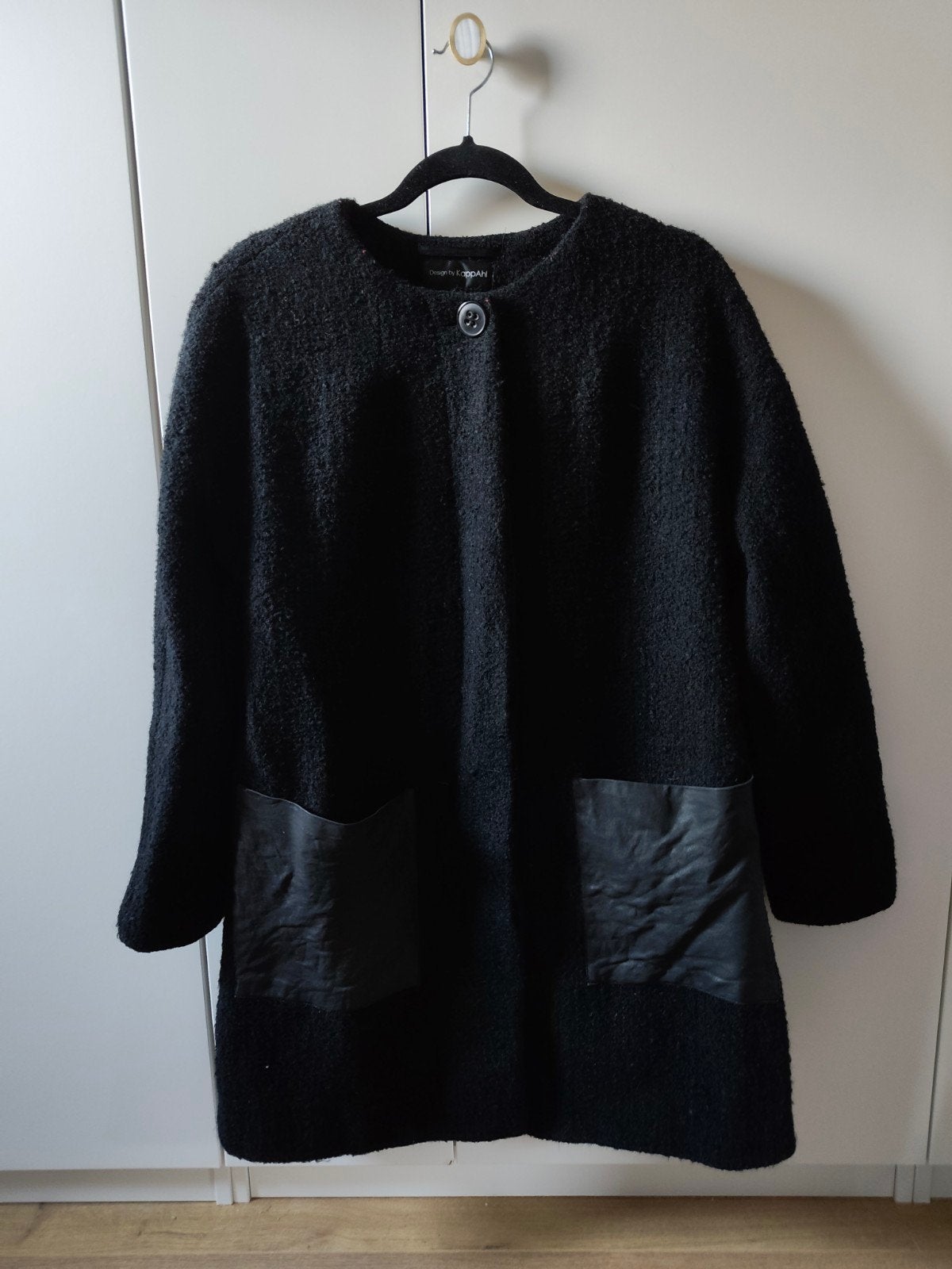 Zwarte halflange wollen jas met leer detail van KappAhl, Kleding | Dames, Kappahl, Zwart, Ophalen of Verzenden, Zo goed als nieuw