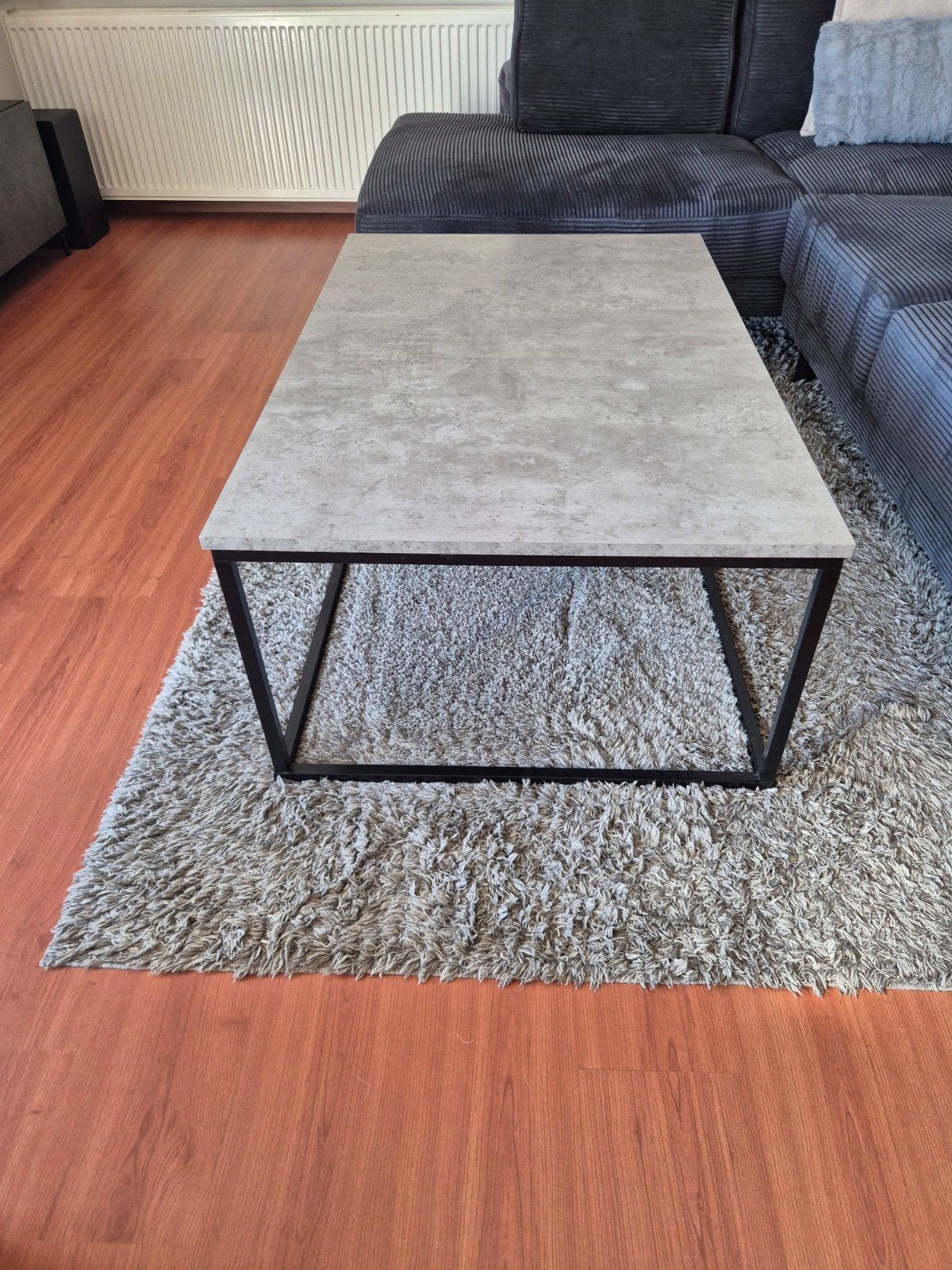 Moderne salontafel met betonlook blad, Huis en Inrichting, Ophalen, Gebruikt, 100 tot 150 cm, Modern, Industrieel