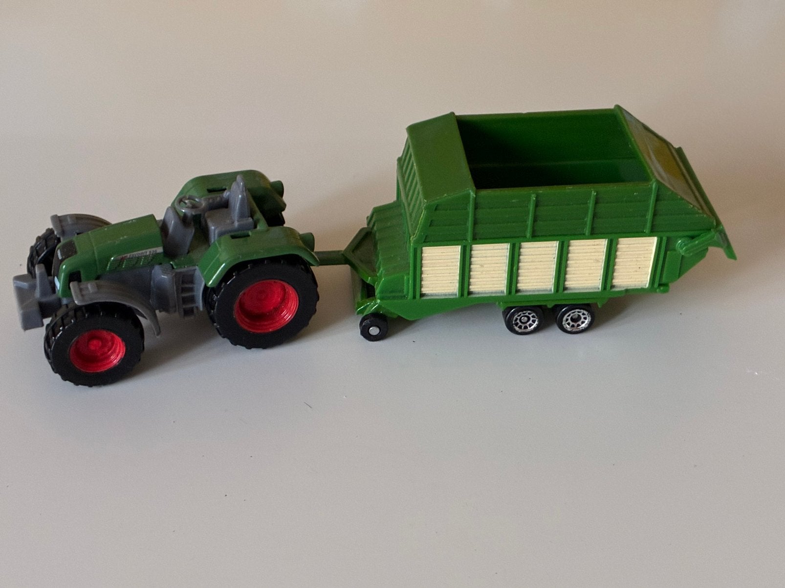 SIKU Fendt Favorit tractor met SIKU hooiwagen, Ophalen of Verzenden, Zo goed als nieuw